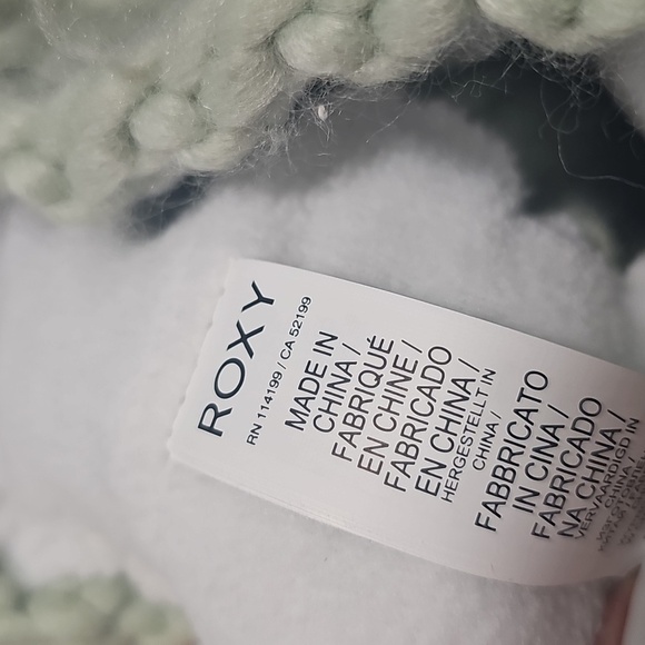 Roxy Mint Green Oversized Pom Pom Cable Knit Fuzzy Beanie - Picture 4 of 4